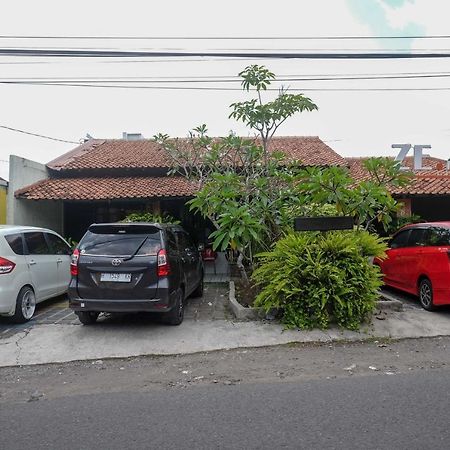 Reddoorz Near Lotte Mart Maguwoharjo Yogyakarta Hotel Kültér fotó