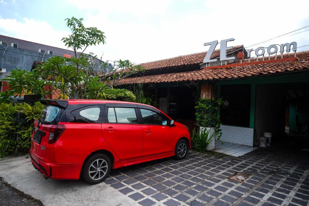 Reddoorz Near Lotte Mart Maguwoharjo Yogyakarta Hotel Kültér fotó