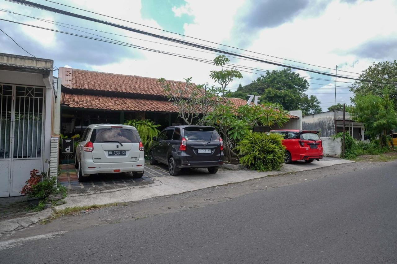 Reddoorz Near Lotte Mart Maguwoharjo Yogyakarta Hotel Kültér fotó